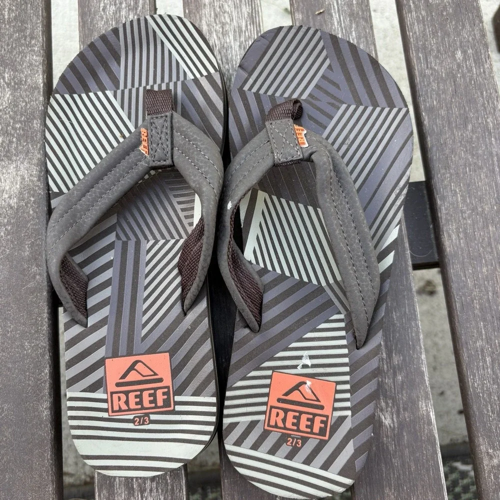 Reef Kids 2/3 Brown Little Ahi Flip Flops Surf Beach Geometric Foam Rubber